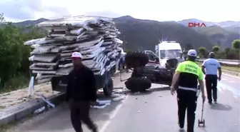 Isparta - Otomobille Traktör Çarpıştı 7 Yaralı