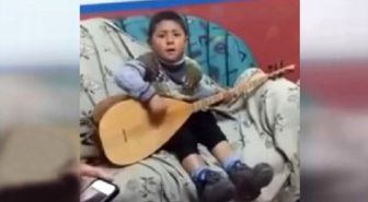 Saz Çalan Küçük Çocuktan Sosyal Medyayı Sallayan Performans