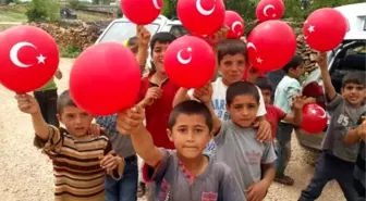 MHP Milletvekili Adayları Dicle İlçesinde Çocuklara Türk Bayraklı Balon Dağıttı