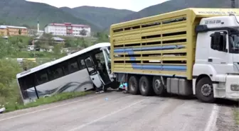 Tunceli'de Trafik Kazası: 2 Ölü, 20 Yaralı