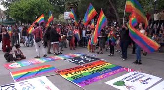 Lbgti Üyeleri İzmit'te Gösteri Yaptı: 'Lgbti'ler Görünmezlik Cenderesinden Kurtuldu'