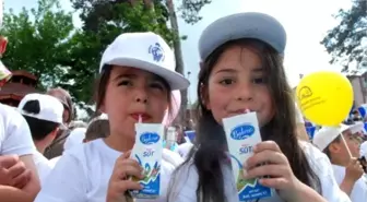 3 Bin 500 Kişi Aynı Anda Süt İçti