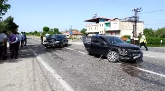 Adıyaman'da İki Otomobil Çarpıştı: 1 Yaralı