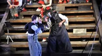 Nilüfer Belediyesi 'Tiyatro' Turneye Çıktı