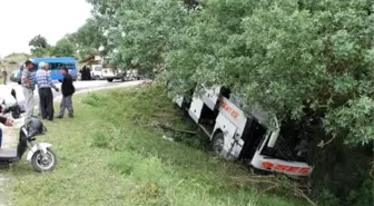 Amasya'da Türbe Ziyaretine Giden Kadınların Otobüsü Devrildi