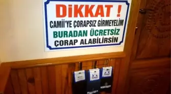 Camiye Çıplak Ayakla Gelene Ücretsiz Çorap