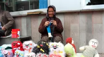 Diktiği Bez Bebeklerle Geçimini Sağlıyor