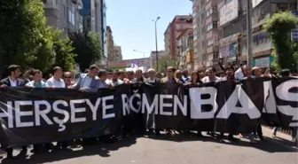 Diyarbakır'da Bombalı Saldırı Protesto Edildi, Ölenler Toprağa Verildi