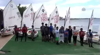 İçdaş Spor Kulübü Yelkencileri, Sadun Boro'nun Vefatı Dolayısıyla Çanakkale Boğazı'na Çiçek Bıraktı