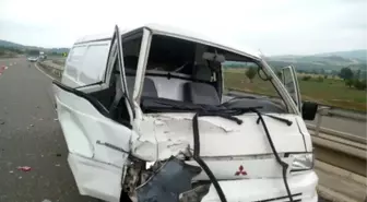 Kamyonet Köpeğe Çarpmamak İçin Duran Otomobile Çarptı: 1 Yaralı