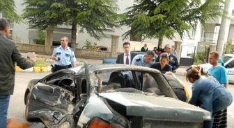 Otomobille Kamyonet Çarpıştı: 1 Ölü, 3 Yaralı