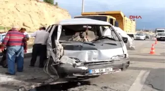 Sebze Yüklü Kamyon Devrildi Yol Tarlaya Döndü