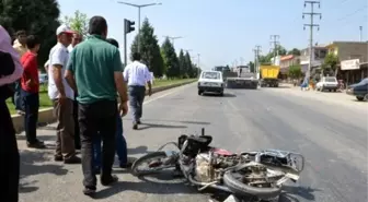 Motosiklet ile Otomobil Çarpıştı: 3 Yaralı