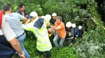 Şarampole Yuvarlanan Kamyonun Sürücüsü Sedyede Halatla Çıkarıldı