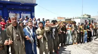 Şırnak'ta Hdp Kutlamasında Pkk, Kürdüstan ve Türk Bayrağı Yan Yana