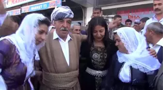 Şırnak'ta HDP'liler Seçim Kutlamasında Türk Bayrağı Astı