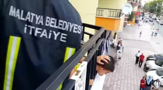 Kafası Balkon Demirine Sıkışan Çocuğu İtfaiye Kurtardı