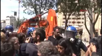 Kırmızılı Kadına Biber Gazı Sıkan Polise 600 Fidan Dikme Cezası....