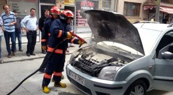 Sakarya'da Seyir Halindeyken Alev Alan Otomobili Esnaf Söndürdü