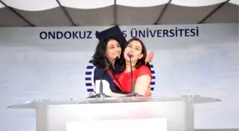 Şarkıcı Ceylan'ın Kızı Omü'den Mezun Oldu