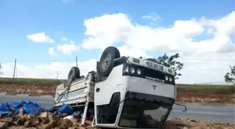 Odun ve Kömür Yüklü Kamyonet Devrildi: 1 Yaralı