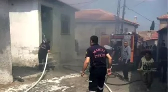 Tek Katlı Ev Yangında Kül Oldu