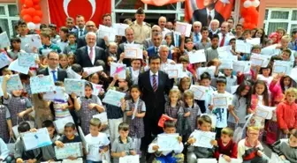 Vali Güzeloğlu Öğrencilere Karnelerini Dağıttı