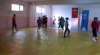 Yıldız Güreşçi Dünyada da Minderleri Fethetmek İstiyor