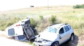 Mustafakemalpaşa'da Servis Aracına Otomobil Çarptı: 16 Yaralı