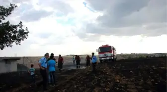 Adıyaman'da Tarlada Çıkan Yangın Evlere Sıçramadan Söndürüldü