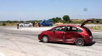 Vergi Denetim Aracı Otomobille Çarpıştı: 3 Yaralı