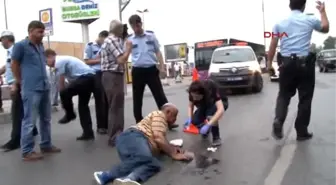 Beyoğlu'nda Motosiklet Yolun Karşısına Geçmeye Çalışan Kişiye Çarptı