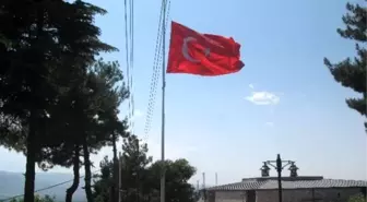 Niksar Kalesi'ndeki Dev Türk Bayrağı Yarıya İndirildi