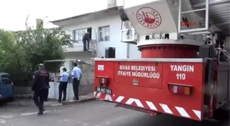 Birinci Kat Balkonundan İntihara Kalkıştı, Polis Engelledi