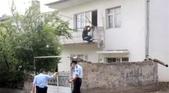 Birinci Kat Balkonundan İntihara Kalkıştı, Polis Engelledi