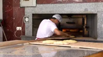 Kemençe Eşliğinde Ramazan Pidesi Yapıyorlar