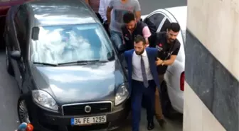 Onur Özbizerdik çıldırdı, Özbizerdik'in binaya giriş anı