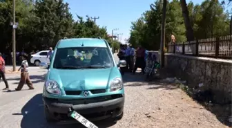 Motosiklet ile Kamyonet Çarpıştı: 2 Yaralı