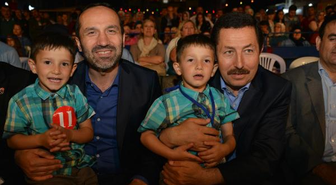 En Benzer İkizler Yarışmasında Renkli Görüntüler