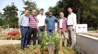 Gazeteciler Mustafa Usta'yı Mezarı Başında Andı