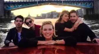 Taylor Swift Brings Entourage Along For A Boat Ride İn London