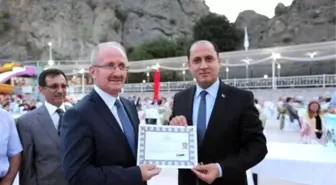 Vali Çomaktekin'den Eğitimcilere Başarı Belgesi