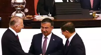 İhsanoğlu ve Davutoğlu Tokalaştı, Baykal Kürsüden Seyretti