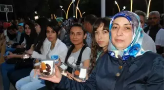 Su, Hurma ve Kuru Kayısı ile İftar Yaptılar