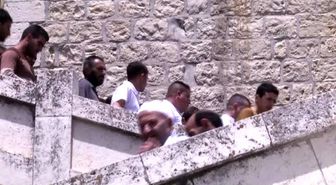 Filistinliler, El Halil'de Süngülerin Gölgesinde Namaz Kılıyor - El