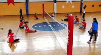 Bedensel Engelliler Oturarak Voleybol Oynuyor