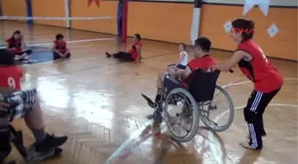 Bedensel Engelliler Oturarak Voleybol Oynuyor