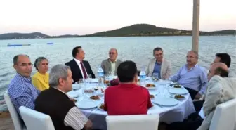 Komili, Zeytin ve Zeytinyağı Sektörünü Ayvalık'taki Geleneksel İftar Yemeğinde Buluşturdu