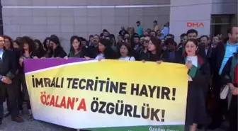 Öcalan'ın Avukatlarından Adliye Önünde Oturma Eylemi