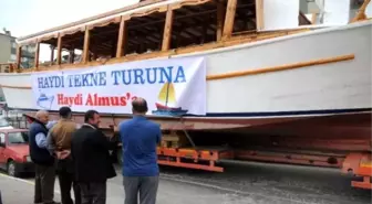 Tokat'ta Tır Üstünde Taşınan Tekne İlgi Çekti